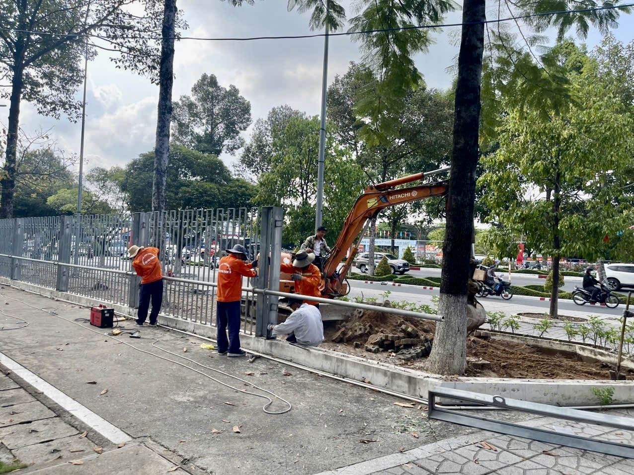 Tháo gỡ toàn bộ tường rào Công viên Quảng trường tỉnh (phường Tân Phong, thành phố Biên Hòa)